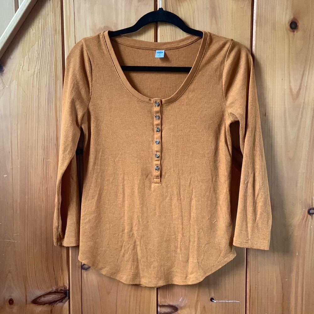 Old Navy, 1/4 button-up, size Medium in the color “Squash”